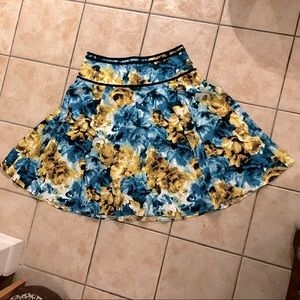 Jones Wear size 14 blue and yellow skirt floral with black accents